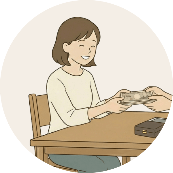 現金を受け取る笑顔の女性